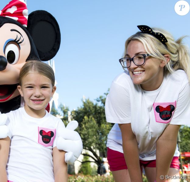 Jamie Lynn Spears, son mari Jamie Watson et sa fille Maddie posent avec Minnie devant le château de Cendrillon à Disney à Lake Buena Vista, le 14 août 2014.