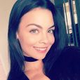 Scarlett Byrne prend la pose.