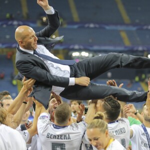 Le Real Madrid de Zinédine Zidane, porté par les joueurs de son équipe, remporte la Ligue des champions aux tirs au buts face à l'Atlético de Madrid, (5-3 t.a.b) après un match nul 1-1 à Milan le 28 mai 2016.