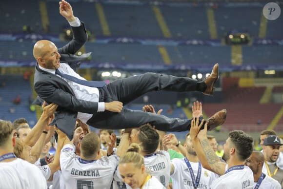 Le Real Madrid de Zinédine Zidane, porté par les joueurs de son équipe, remporte la Ligue des champions aux tirs au buts face à l'Atlético de Madrid, (5-3 t.a.b) après un match nul 1-1 à Milan le 28 mai 2016.