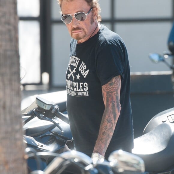 De retour de sa virée à moto sur les traces de "Easy Rider", Johnny Hallyday se rend à son cours de sport à Los Angeles. Le 6 octobre 2016