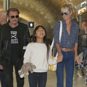 Exclusif - Johnny Hallyday repart en famille avec sa femme Laeticia, ses filles Jade et Joy et Eliette, la grand-mère de Laeticia à Saint-Barthélemy de l'aéroport Roissy Charles de Gaulle le 27 juillet 2016.