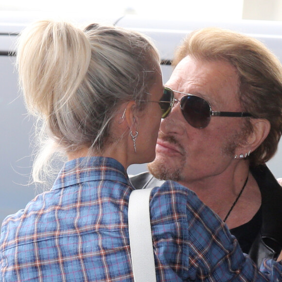 Exclusif - Johnny Hallyday repart en famille avec sa femme Laeticia, ses filles Jade et Joy et Eliette, la grand-mère de Laeticia, à Saint-Barthélemy de l'aéroport Roissy Charles de Gaulle le 27 juillet 2016.