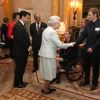 Jason Kenny salué par la reine Elizabeth II lors de la réception des médaillés olympiques au palais de Buckingham le 23 octobre 2012.