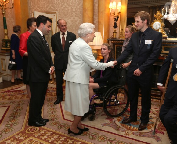 Jason Kenny salué par la reine Elizabeth II lors de la réception des médaillés olympiques au palais de Buckingham le 23 octobre 2012.