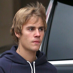 Exclusif - Justin Bieber se balade sous la pluie dans les rues de Los Angeles, le 20 janvier 2017