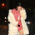 Kendall Jenner à New York, porte un manteau en fourrure, d'une veste et une mini-jupe en tweed Chanel, et des baskets Gosha Rubchinskiy x Fila. Le 14 février 2017.
