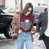 Kendall Jenner à New York, porte une veste en shearling, un pull Louis Vuitton, un jean et des bottines en peau de reptile. Le 11 février 2017.