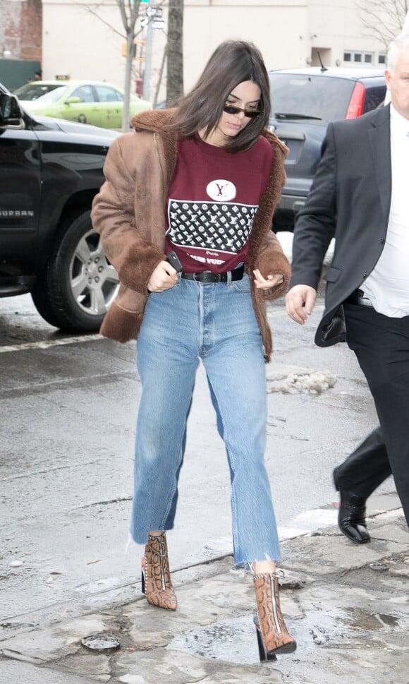 Kendall Jenner à New York, porte une veste en shearling, un pull Louis Vuitton, un jean et des bottines en peau de reptile. Le 11 février 2017.