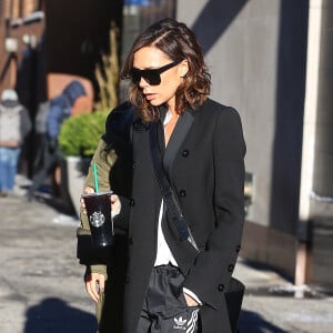 Victoria Beckham, toute de Victoria Beckham (sac Half Moon) et d'adidas Originals vêtue à New York le 10 février 2017.