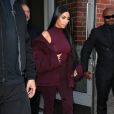 Kim Kardashian, toute de bordeaux vêtue (chaussures YEEZY, collection Season 4), se rend au défilé YEEZY Season 5 à New York, le 15 février 2017.