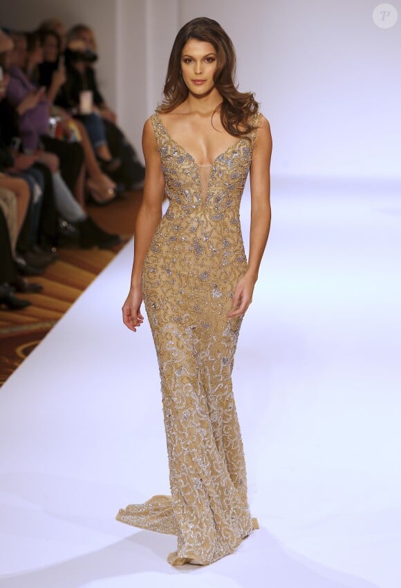 Iris Mittenaere (Miss Univers) défile pour Sherri Hill lors de la fashion week à New York, le 13 février 2017. Elle défile pour la première fois depuis son élection. © Morgan Dessalles / Charles Guerin / Bestimage