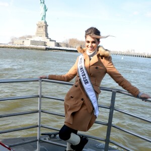 Miss Univers 2016 Iris Mittenaere et Miss USA 2016 Deshauna Barber sont allées se balader en bateau au départ du ponton 78 à New York, le 10 février 2017