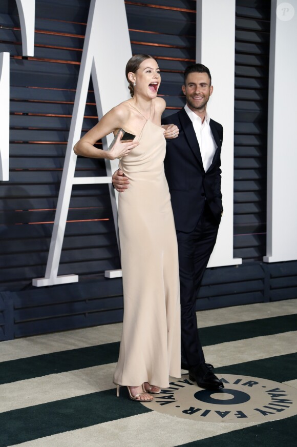 Behati Prinsloo et Adam Levine - People à la soirée "Vanity Fair Oscar Party" à Hollywood, le 22 février 2015.