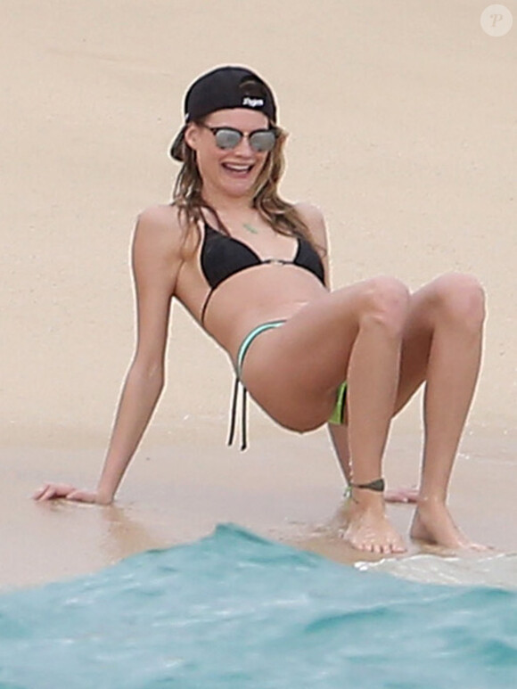 Exclusif - Behati Prinsloo s'amuse avec des amis sur la plage lors de ses vacances avec son mari Adam Levine à Mexico, le 26 décembre 2014.