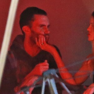 Adam Levine et sa femme Behati Prinsloo sur le tournage du vidéo clip "Animals" du goupe Maroon 5 à Los Angeles, le 30 aout 2014.