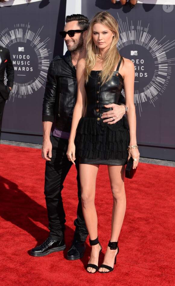 Adam Levine et sa femme Behati Prinsloo - Cérémonie des MTV Video Music Awards à Inglewood. Le 24 août 2014.