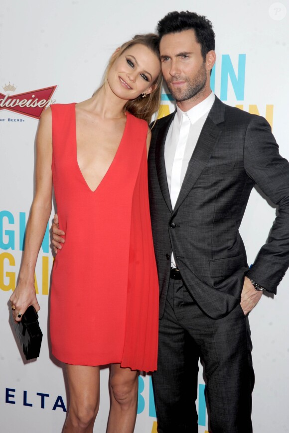 Behati Prinsloo et son fiancé Adam Levine lors de la première du film "Begin again" à New York, le 25 juin 2014.
