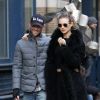 Adam Levine et sa fiancee Behati Prinsloo se promenent en amoureux dans les rues de New York. Le 14 novembre 2013.