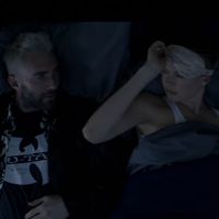 Adam Levine au lit avec sa femme, Behati, dans le nouveau clip de Maroon 5