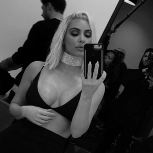 Kim Kardashian révélant sa nouvelle coupe de cheveux sur Snapchat le 17 février 2017