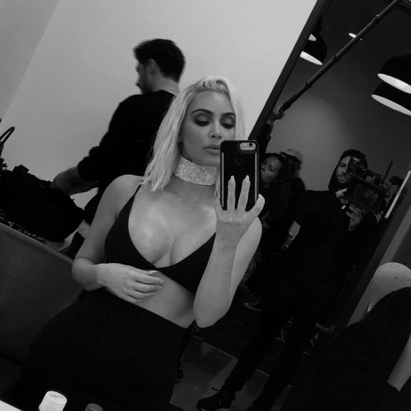 Kim Kardashian révélant sa nouvelle coupe de cheveux sur Snapchat le 17 février 2017