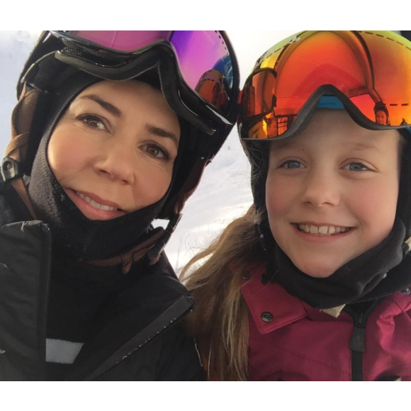 Mary de Danemark et sa fille Isabella sur les pistes. Le prince Frederik et la princesse Mary de Danemark profitent avec leurs enfants Christian, Isabella, Vincent et Josephine des vacances d'hiver dans la station de Verbier, en Suisse. La princesse héritière a partagé quelques images de leur séjour sur les réseaux sociaux de la monarchie.