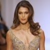 Iris Mittenaere (Miss Univers) défile pour Sherri Hill lors de la Fashion Week à New York, le 13 février 2017. Elle défile pour la première fois depuis son élection.