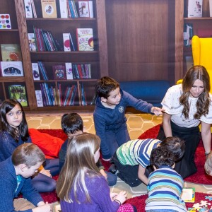 La princesse Madeleine inaugurait le 14 février 2017 au Southbank Centre à Londres Room for the Children, une bibliothèque qui propose des ouvrages jeunesse venus des pays scandinaves pour inciter les petits à lire et à s'exprimer.