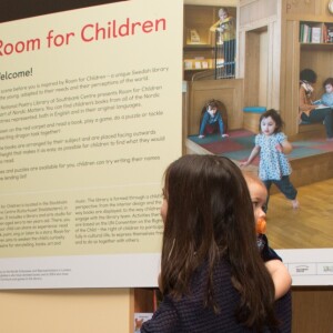 La princesse Madeleine inaugurait le 14 février 2017 au Southbank Centre à Londres Room for the Children, une bibliothèque qui propose des ouvrages jeunesse venus des pays scandinaves pour inciter les petits à lire et à s'exprimer.