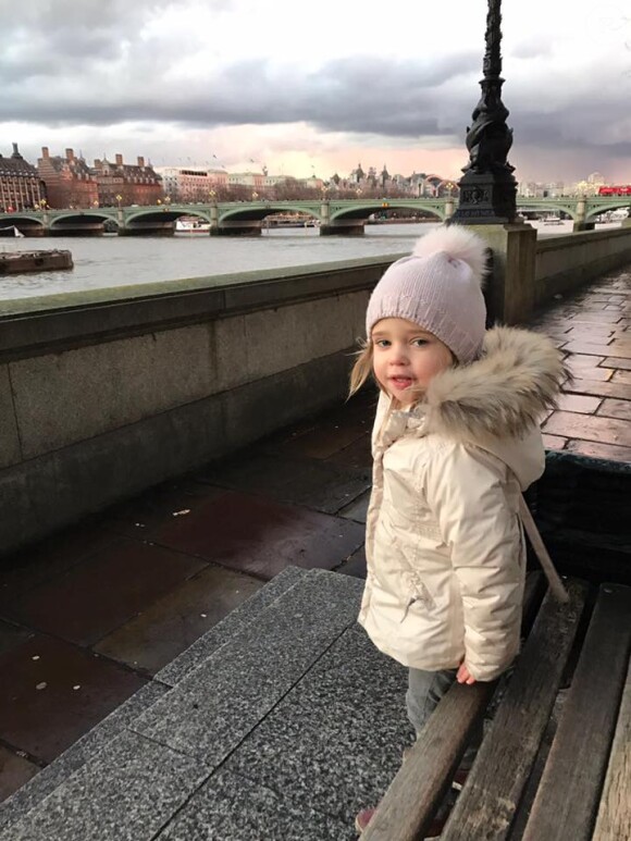 La princesse Leonore de Suède admirant la vue à Londres début février 2017 lors d'une promenade avec sa maman la princesse Madeleine, qui a publié cette photo sur Facebook.