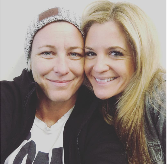 Abby Wambach a publié une photo d'elle avec sa chérie Glennon Doyle Melton sur Instagram au mois de février 2017