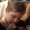 Shiloh Jolie-Pitt (10 ans) goûtant des insectes cuisinés par sa mère Angelina Jolie au Cambodge devant les caméras de la BBC (images diffusées le 20 février 2017).