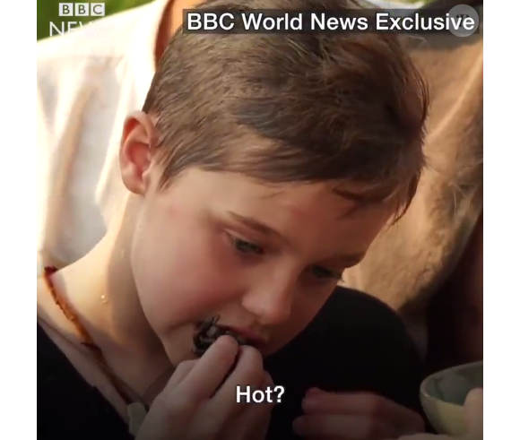 Shiloh Jolie-Pitt (10 ans) goûtant des insectes cuisinés par sa mère Angelina Jolie au Cambodge devant les caméras de la BBC (images diffusées le 20 février 2017).