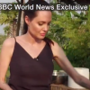 Angelina Jolie cuisinant des insectes au Cambodge avec ses enfants devant les caméras de la BBC (images diffusées le 20 février 2017).