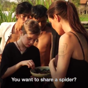 Angelina Jolie cuisinant des insectes au Cambodge avec ses enfants devant les caméras de la BBC (images diffusées le 20 février 2017).