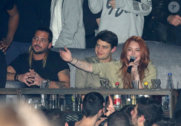 Exclusif - Lindsay Lohan fait la fête avec son petit ami Dennis Papageorgiou dans son club à Athènes en Grèce. Les amoureux discutent, plaisantent et font des selfies. Le 28 janvier 2017