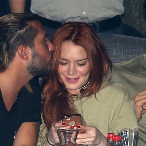 Exclusif - indsay Lohan fait la fête avec son petit ami Dennis Papageorgiou dans son club à Athènes en Grèce. Les amoureux discutent, plaisantent et font des selfies. Le 28 janvier 2017
