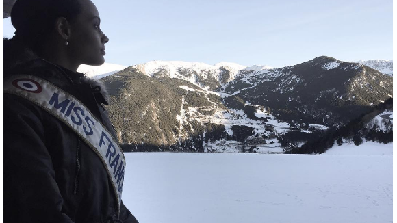 Alicia Aylies (Miss France 2017) : Ses premières vacances au ski !