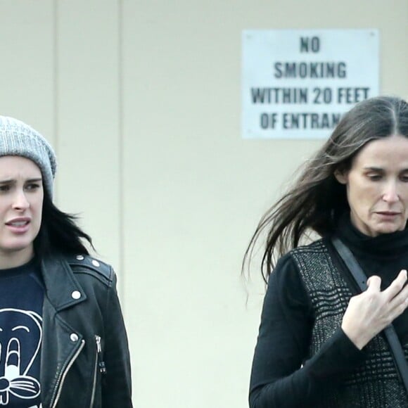 Exclusif - Demi Moore et ses trois filles Rumor, Scout et Tallulah Willis vont chercher de la nourriture à emporter avant de partir pour une virée shopping à Studio City le 3 février 2017.