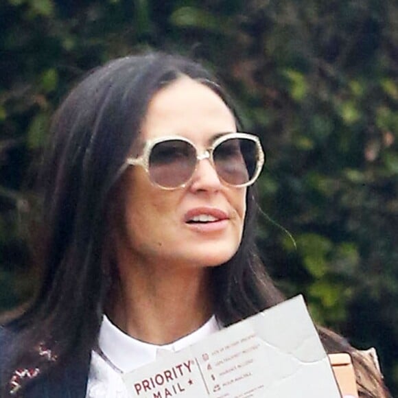 Exclusif - Demi Moore, méconnaissable, dans les rues de Santa Barbara, le 29 mai 2016.