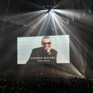 Chris Martin rend hommage à George Michael sur la scène des BRIT Awards 2017, à l'O2 Arena, Londres, le 22 février 2017.