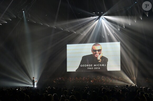 Chris Martin rend hommage à George Michael sur la scène des BRIT Awards 2017, à l'O2 Arena, Londres, le 22 février 2017.