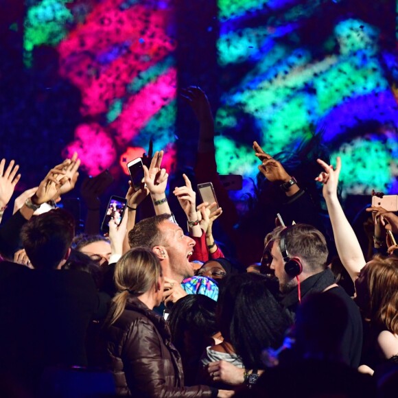 Chris Martin et son groupe Coldplay avec The Chainsmokers aux BRIT Awards 2017, O2 Arena, Londres, le 22 février 2017.