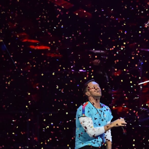 Chris Martin et son groupe Coldplay avec The Chainsmokers aux BRIT Awards 2017, O2 Arena, Londres, le 22 février 2017.