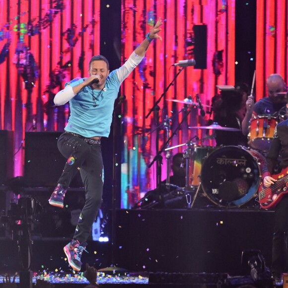 Chris Martin et son groupe Coldplay avec The Chainsmokers aux BRIT Awards 2017, O2 Arena, Londres, le 22 février 2017.
