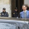 Iñaki Urdangarin, mari de l'infante Cristina d'Espagne, quitte le tribunal de Palma de Majorque le 23 février 2017 : reconnu coupable et condamné à six ans et trois mois de prison dans l'affaire Noos, il est maintenu en liberté provisoire dans l'attente du jugement définitif.