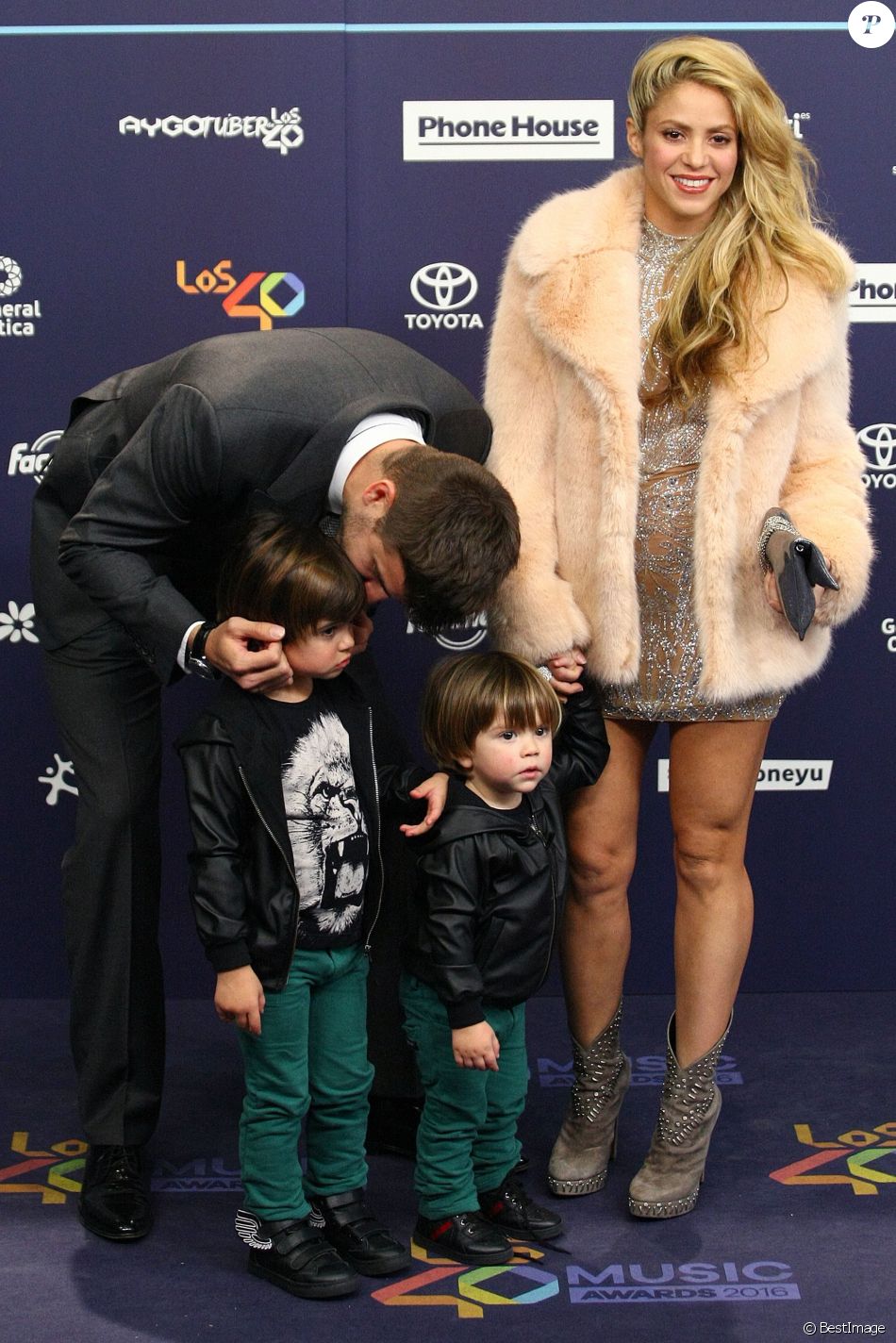 Shakira, Gérard Piqué et leurs enfants Milan et Sasha au photocall des
