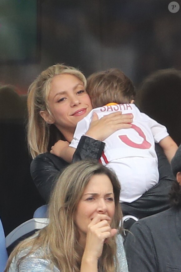Shakira, son fils Sasha lors des 8ème de finale de l'UEFA Euro 2016 Italie-Espagne au Stade de France à Saint-Denis, France, le 27 juin 2016. © Cyril Moreau/Bestimage