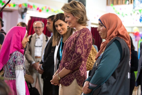 La reine Mathilde de Belgique lors de sa visite du Centre UNICEF Makani à Mafraq, le 24 octobre 2016 lors de son voyage humanitaire en Jordanie.
